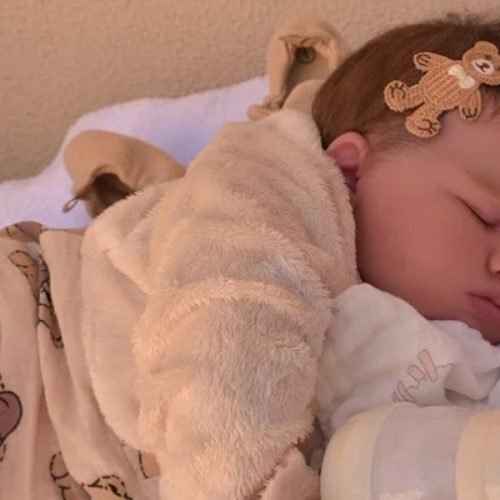 “Mãe” de bebê reborn aciona justiça após ter licença-maternidade negada, em Salvador/BA