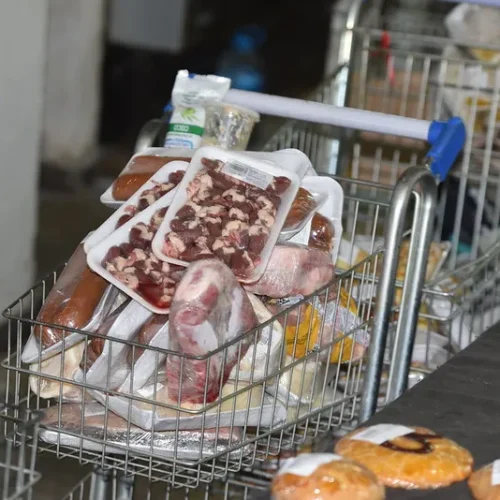Mercado é flagrado com carcaça e 200 kg de comida podre em Maricá (RJ)