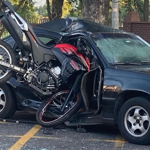 Moto vai parar dentro de carro após pancada forte no Rio de Janeiro