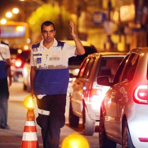 Para fugir de flagrante, condutor tenta engolir CNH durante Operação Lei Seca