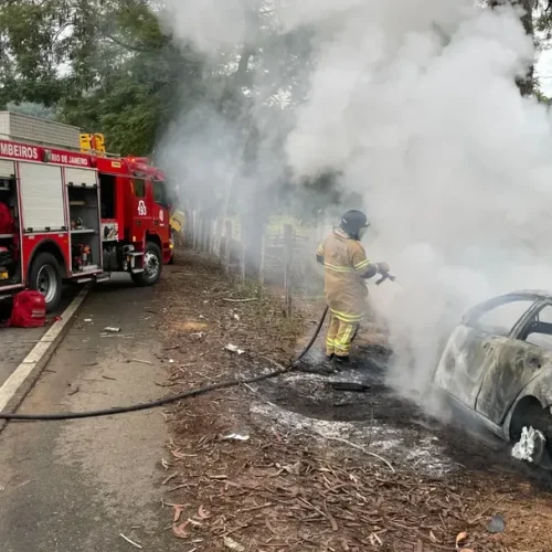Acidente com colisão e incêndio de veículo mobiliza forças de segurança na RJ-220
