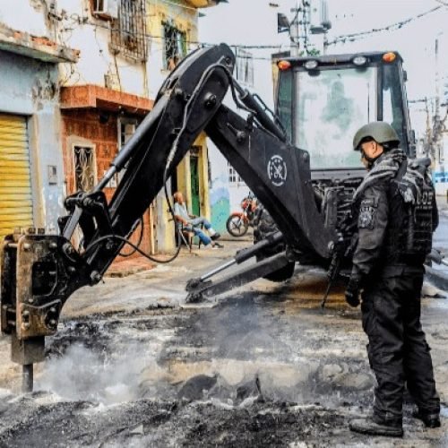 Policiais militares do Rio recebem capacetes à prova de bala