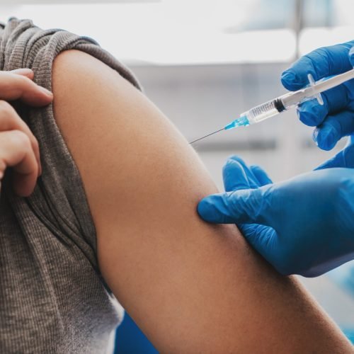 Um em cada três municípios do Brasil enfrenta desabastecimento de vacinas básicas