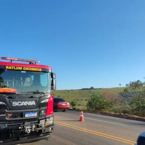 Ônibus com 45 passageiros capota na BR-491; criança e mulher são vítimas fatais