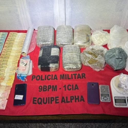 Homem é detido com drogas após denúncia anônima em Cachoeiro de Itapemirim (ES)
