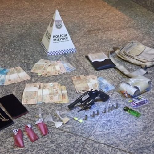 Homem é preso com arma, drogas e dinheiro em  Itaocara (RJ)