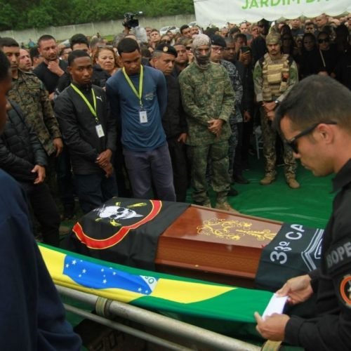 Policiais mortos em megaoperação no Rio são enterrados