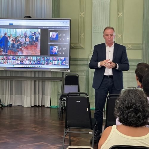 Escolas do ES vão trocar quadros por telas digitais com reconhecimento facial