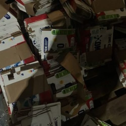 Polícia fecha fábrica clandestina de sabão em pó e prende oito pessoas