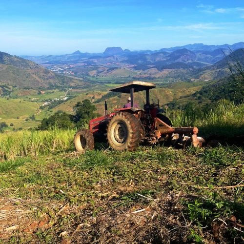 Programa Hora do Produtor impulsiona desenvolvimento rural e beneficia agricultores em Italva (RJ)