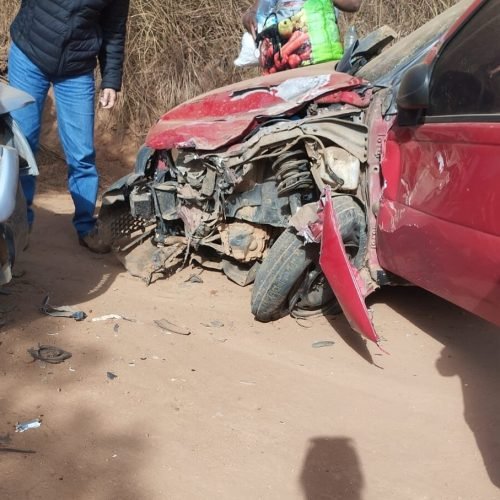 Acidente entre dois carros é registrado no distrito de Retiro do Muriaé, em Itaperuna (RJ)