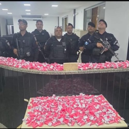 Mulher é presa com crack e quase 1,4 mil pinos de cocaína vindo do Rio para abastecer Itaperuna