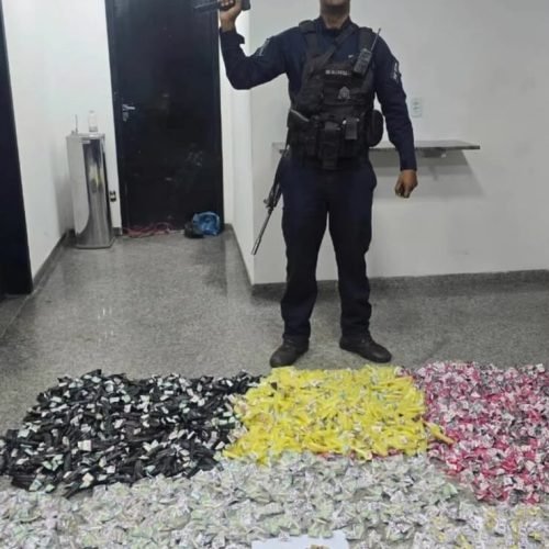 PM prende casal e apreende drogas e pistola durante abordagem a táxi em Itaperuna (RJ)