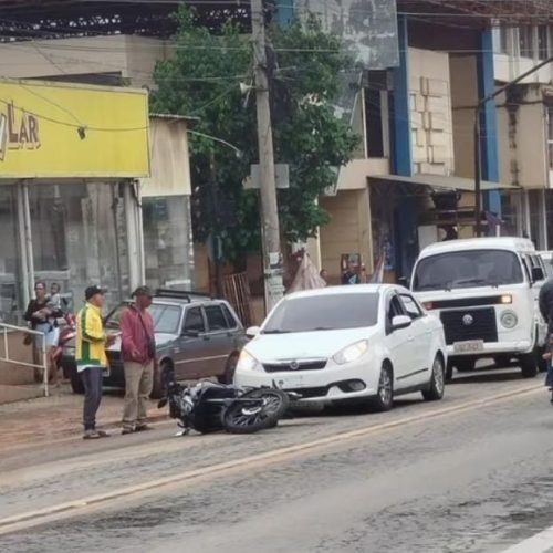 Acidente registrado na manhã desta quarta-feira (16) deixa trânsito lento no Bairro Aeroporto, em Itaperuna (RJ)