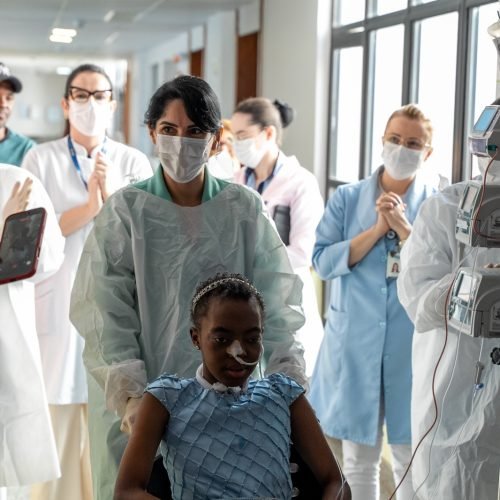Em cadeira de rodas, adolescente vira princesa por um dia e realiza sonho dos 15 anos dentro do hospital