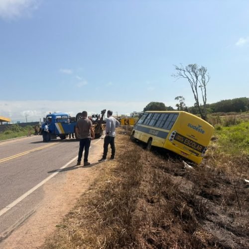 Ônibus com crianças da Apae tomba em Marataízes; dois são levados para UPA