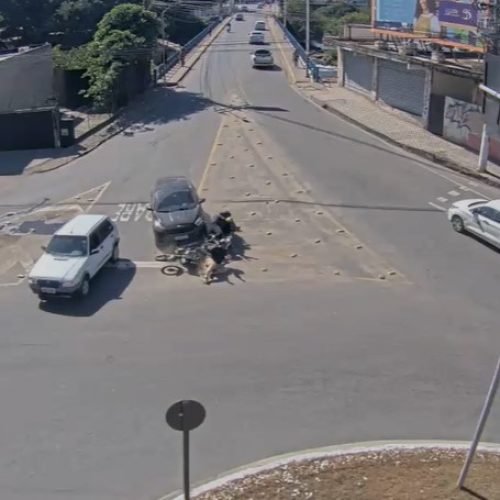 Motorista passa mal ao volante e atropela dois motociclistas em Cachoeiro de Itapemirim (ES)