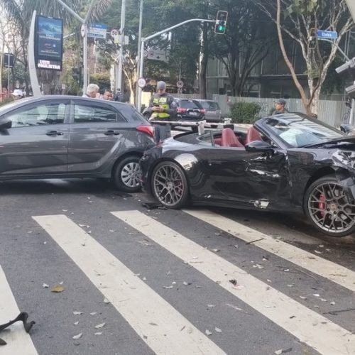 Vídeo mostra momento em que Porsche com Gato Preto e Bia Miranda passa no sinal vermelho e bate em outro carro