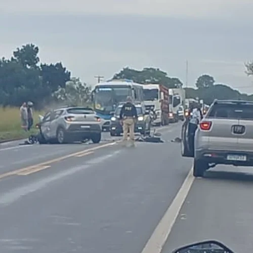 Acidente entre 3 carros deixa feridos e interdita BR 101 em Linhares