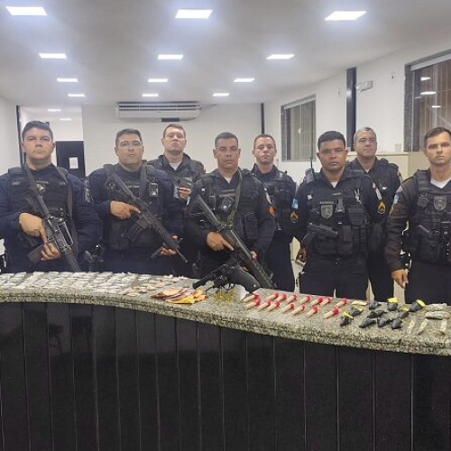 Suspeitos abandonam arma municiada e drogas no Minha Casa, Minha Vida, em Itaperuna