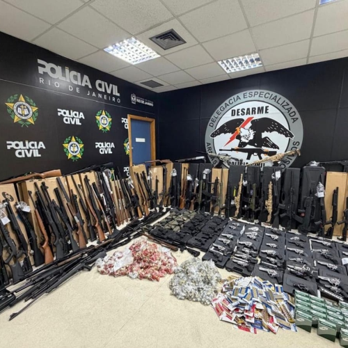 Polícia Civil localiza arsenal com 160 armas em São Gonçalo (RJ)