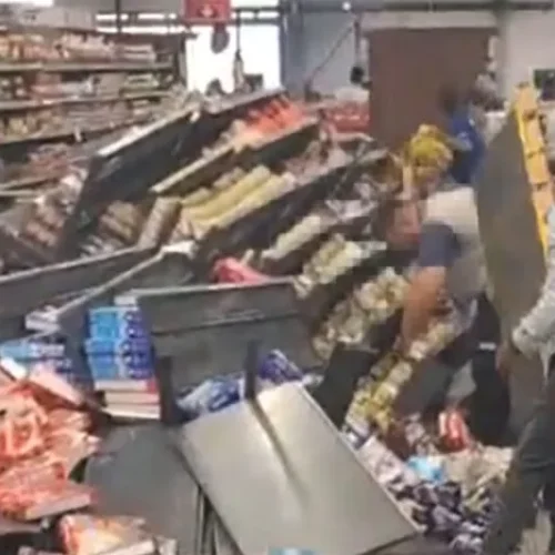 Mulher de 64 anos é atingida após queda de estrutura em supermercado de Juiz de Fora (MG)
