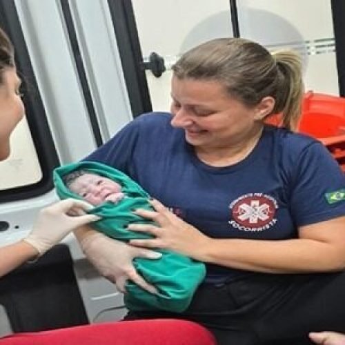 Equipe médica de São Fidélis faz parto dentro de ambulância