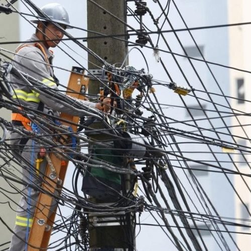 Empresas são notificadas para retirar fios de internet soltos em Itaperuna (RJ)