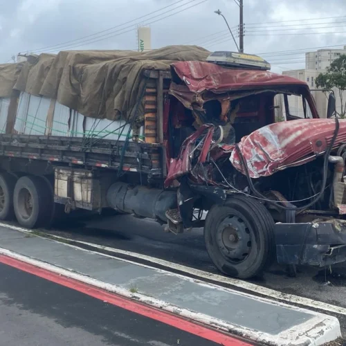 Acidente entre caminhão e ônibus deixa um morto e quatro feridos na Serra (ES)