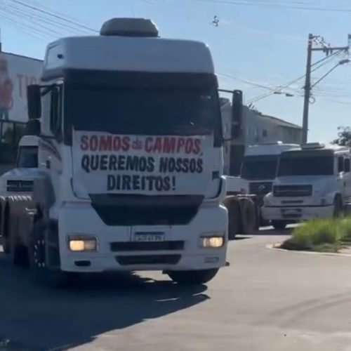 Caminhoneiros protestam contra decisão que proíbe circulação de caminhões com mais de quatro eixos em Campos dos Goytacazes (RJ)