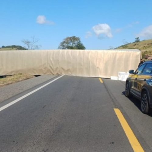 Carreta tomba e interdita totalmente BR-101 no ES