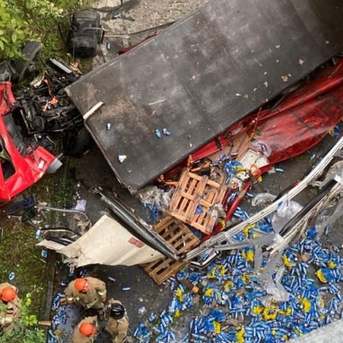 Caminhão carregado com cerveja cai de viaduto em Petrópolis e motorista morre no local