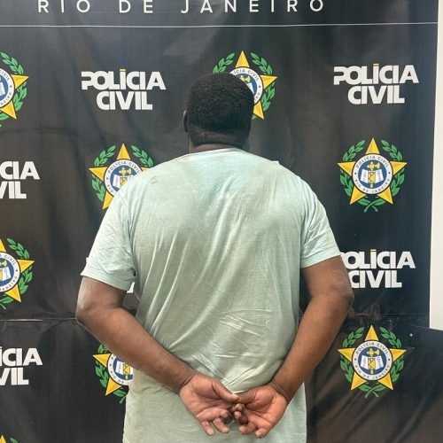 Homem em situação de rua é preso após chutar viatura da Polícia Civil no Centro de Itaperuna (RJ)
