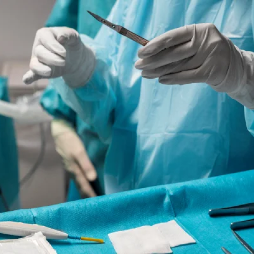 Mulher processa médico e clínica após perda de umbigo em cirurgia plástica e TJMG mantém condenação