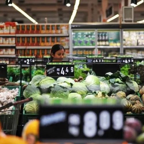 Preços de alimentos caem e prévia da inflação de junho fica em 0,26%