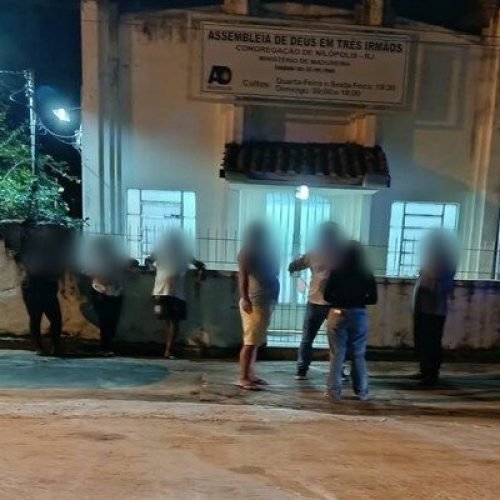 Mulher é assassinada a tiro dentro de igreja em Cambuci (RJ)