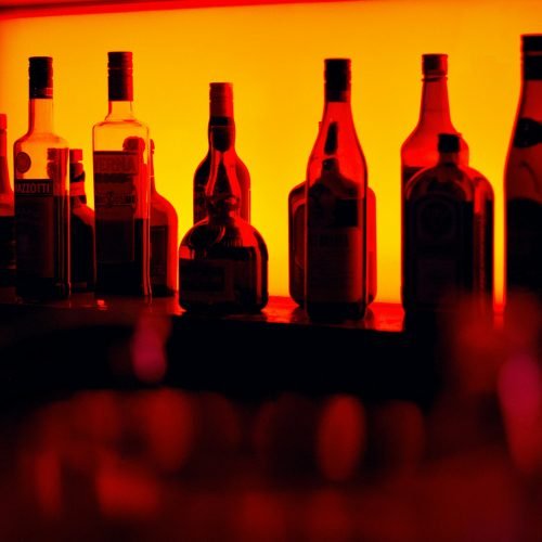 Governo do Rio lança cartilha para orientar população sobre bebidas falsificadas