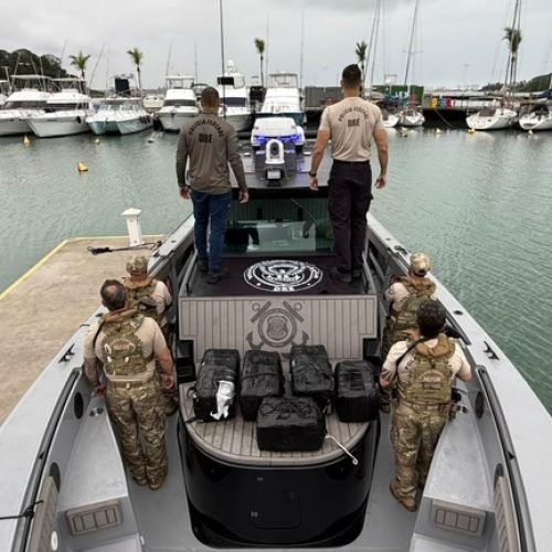 PF apreende 140 kg de cocaína escondidos no casco de navio no Espírito Santo