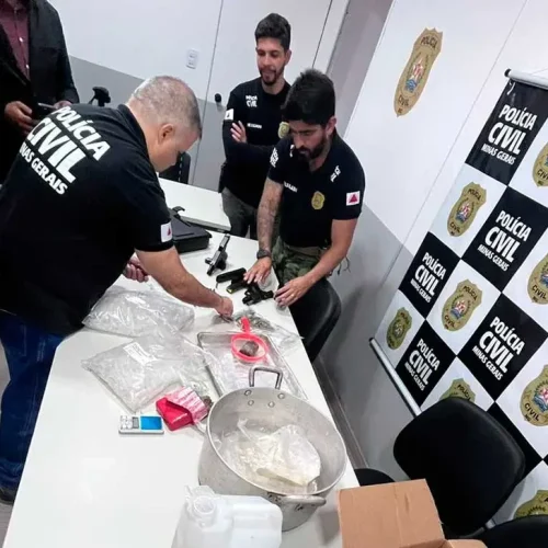 Polícia Civil prende oito suspeitos de envolvimento com o tráfico de drogas em Juiz de Fora (MG)