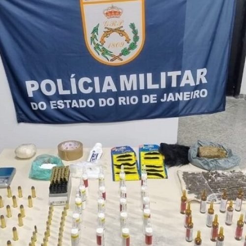 Denúncia de cárcere privado leva polícia a apreender drogas, munições e medicamentos em Itaperuna