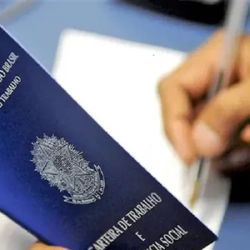 Taxa de desemprego no Brasil fica em 5,4% no trimestre até janeiro