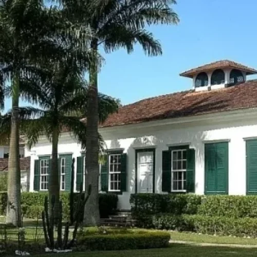 Prefeito de Quissamã anuncia demissão de mais de mil comissionados e corte de 25% nos contratos