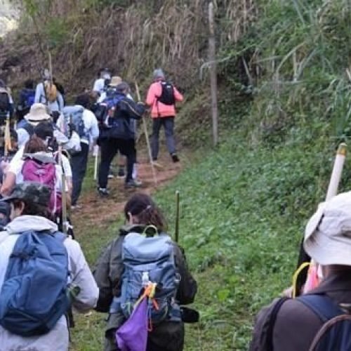 Mais de 100 peregrinos iniciam em Tombos (MG) o “Caminho da Luz” rumo ao Pico da Bandeira