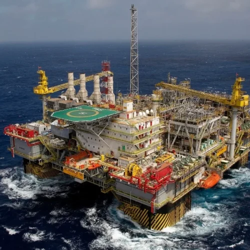 Plataforma da Petrobras com 240 trabalhadores na Bacia de Campos é interditada pela ANP