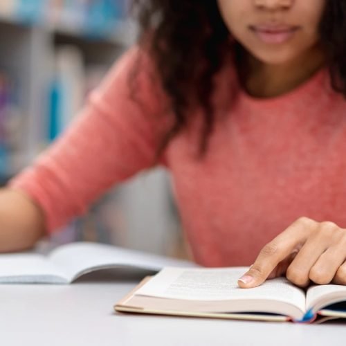 Ensino médio no ES terá mais horas de aulas de disciplinas tradicionais; entenda