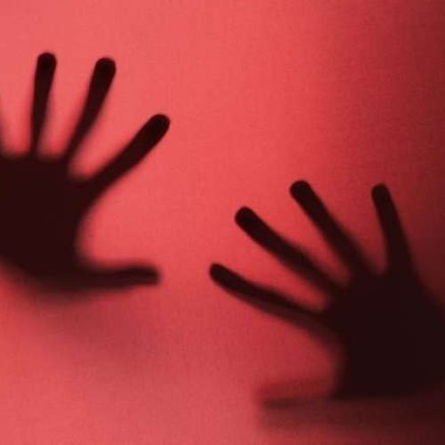 Pais são indiciados após filho adolescente praticar estupro contra a própria irmã em Minas Gerais