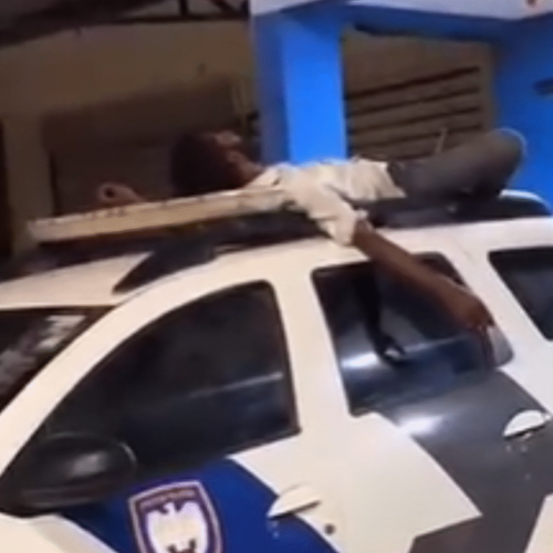 Homem é flagrado dormindo sobre viatura da PM em Ibatiba (ES)