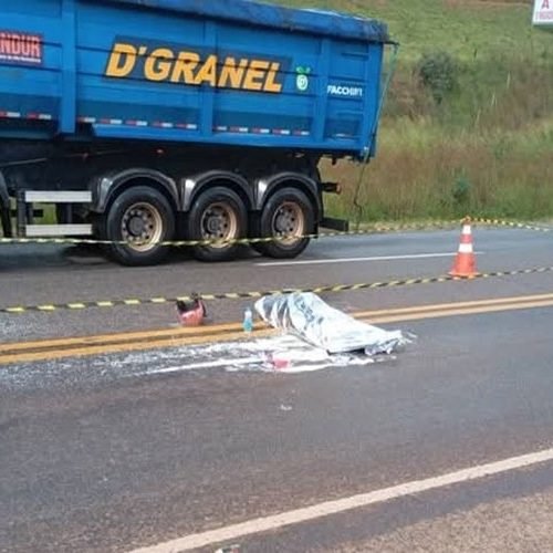 Acidente entre motocicleta e carreta deixa uma pessoa morta na BR-116 em Fervedouro (MG)