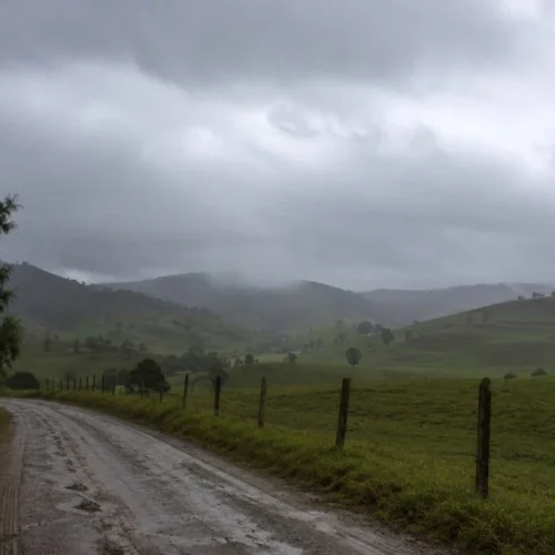 Frente fria derruba temperaturas e provoca chuva forte no Sudeste