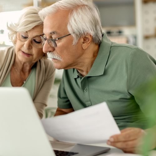 Idosos são isentos de três contas essenciais no Brasil; saiba quais